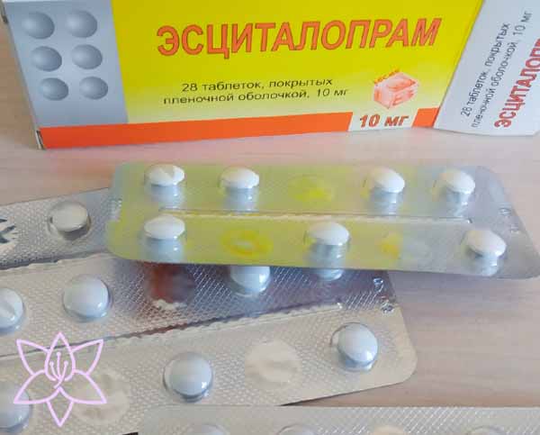 Таблетки на столе